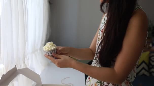 Hand Eines Brünetten Mädchens Zeigt Cupcake Aus Geschenkbox — Stockvideo