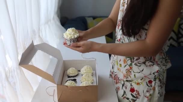 Hand Brunette Girl Showing Cupcake Gift Box — Vídeo de Stock