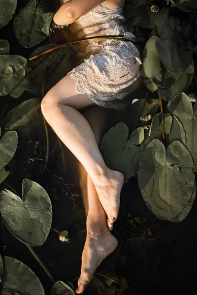 湖水中的年轻女子的腿 — 图库照片