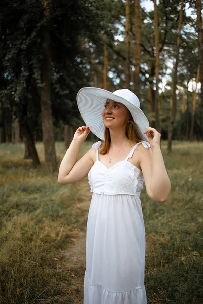 Pretty Woman Outdoors Portret Jongedame Zomer Hoed Witte Jurk Wandelen — Stockfoto