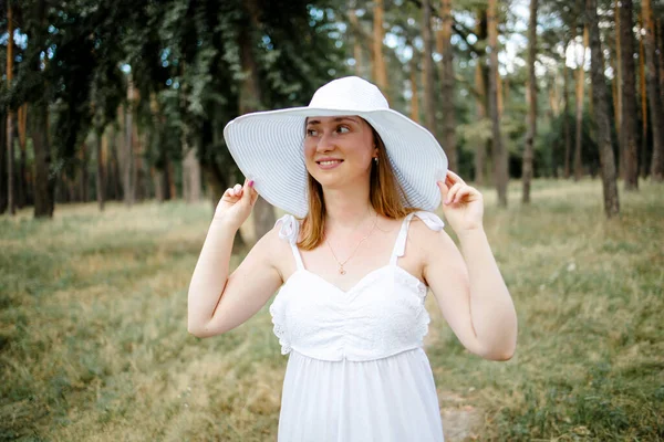Pretty Woman Outdoors Portret Jongedame Zomer Hoed Witte Jurk Wandelen — Stockfoto