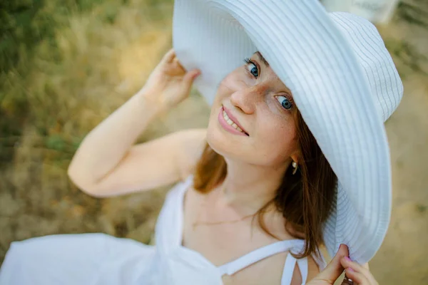 Pretty Woman Outdoors Portrait Young Lady Summer Hat White Dress — Stock Photo, Image