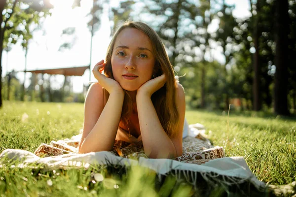Ett Porträtt Söt Blond Kvinna Koppla Gräset Sommarparken — Stockfoto