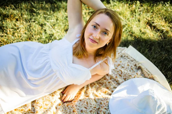 Een Portret Van Een Mooie Blonde Vrouw Ontspannen Het Gras — Stockfoto