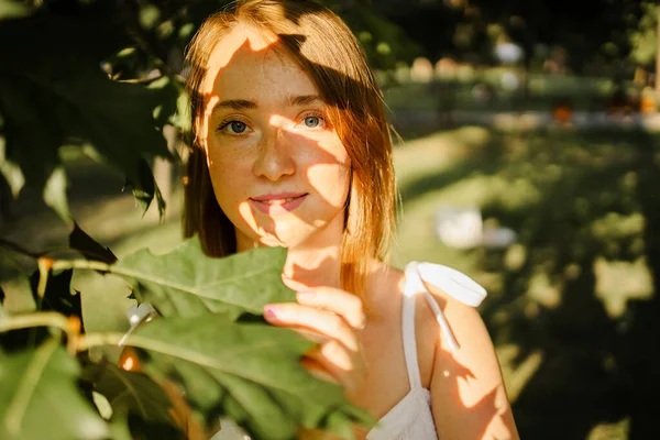 Primo Piano Ritratto Una Giovane Donna Dai Capelli Rossi Con — Foto Stock