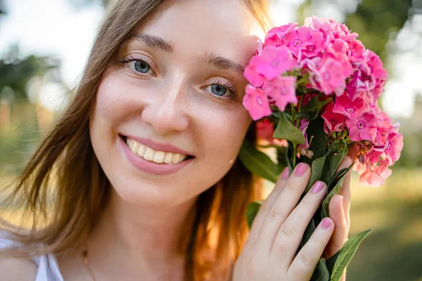 Woman Park Wearing Sweet Cute Dress Holding Flowers Warm Summer — Stock Photo, Image