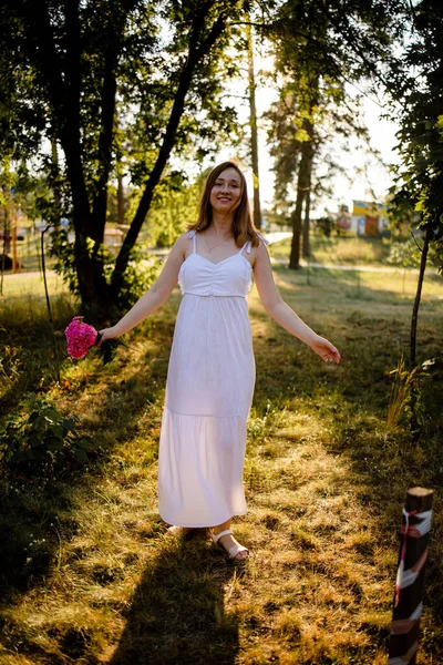 Woman Park Wearing Sweet Cute Dress Holding Flowers Warm Summer — Foto Stock