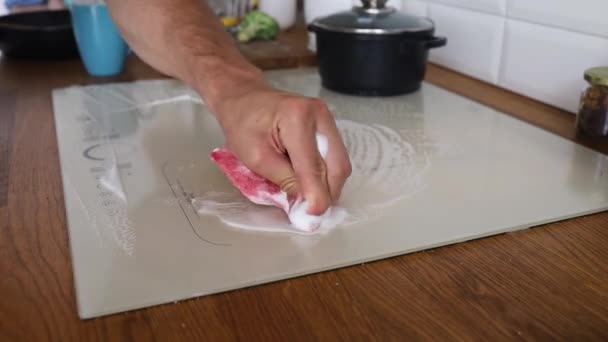 Man Handen Schoonmaken Van Een Moderne Witte Inductie Kookplaat Huishouden — Stockvideo