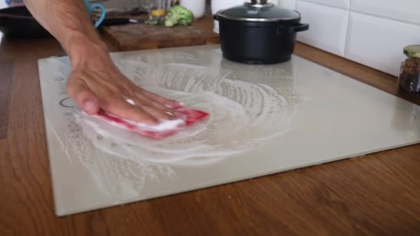 Man Handen Schoonmaken Van Een Moderne Witte Inductie Kookplaat Huishouden — Stockvideo