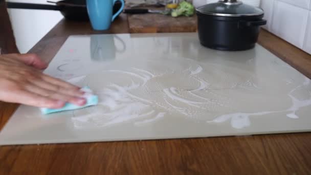 男人的手清洁一个现代的白色诱导器 家务活 — 图库视频影像