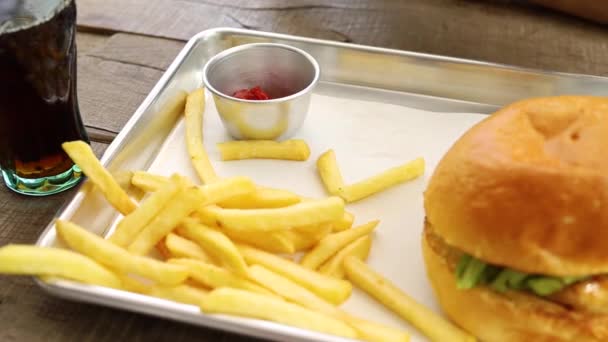 Hermosa Mujer Asiática Comiendo Hamburguesa Restaurante Disfrutando Delicioso Jugoso Hamburguesa — Vídeos de Stock