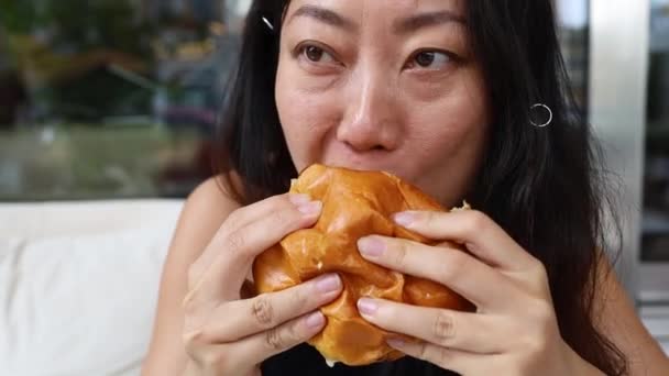 Hermosa Mujer Asiática Comiendo Hamburguesa Restaurante Disfrutando Delicioso Jugoso Hamburguesa — Vídeos de Stock