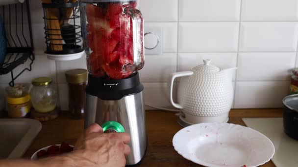 Hacer Jugo Sandía Con Una Licuadora Cocina Casa — Vídeo de stock