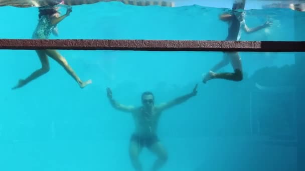 Bambini Felici Nuotare Sott Acqua Piscina Con Parete Vetro — Video Stock