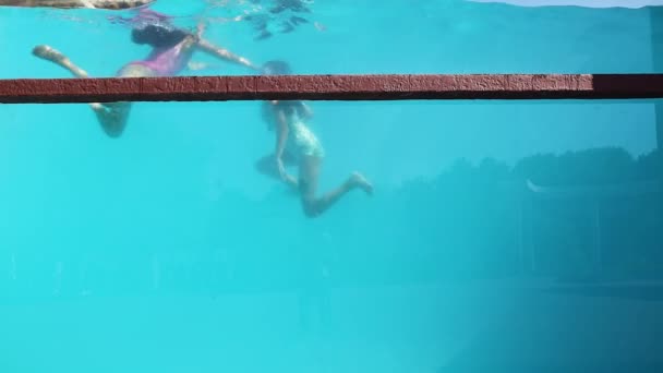 Szczęśliwy Dzieci Pływanie Pod Wodą Basenie Szklaną Ścianą — Wideo stockowe