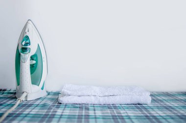 Ev çamaşırları ütülüyor. Beyaz arkaplanda ütü, Boşluğu Kopyala.