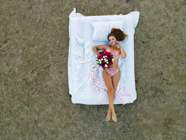 浪漫假期的概念 美丽的女人 花朵芬芳 舒适的床上 海边的沙滩上 暑假平静的生活 — 图库照片