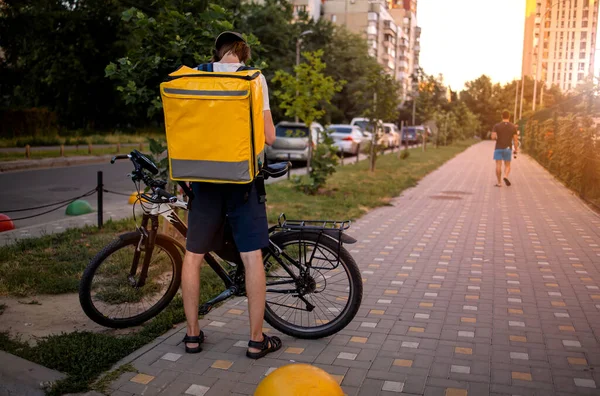 Young Deliveryboy Walking Yellow Thermal Bag City Street Man Delivery — Stock Photo, Image