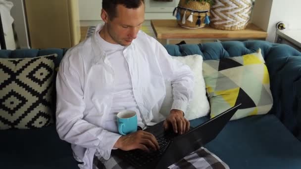 Junger Mann Freiberufler Student Pyjama Mit Laptop Studieren Online Arbeiten — Stockvideo