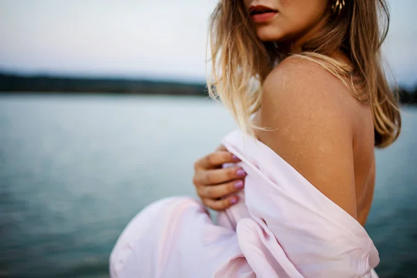 Mulher Loira Romântica Roupão Rosa Praia Junto Mar Pôr Sol — Fotografia de Stock