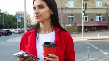 Sokakta telefonu kullanan başarılı bir iş kadını. Ciddi bir iş kadını dışarıda telefonla dolaşıyor. Sokakta telefonda seksi kadın mesajlaşması. Akıllı telefon ile çalışan kadın girişimci.