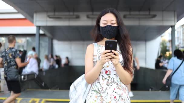 Mladá Asijská Žena Ochranné Lékařské Masce Používá Telefon Texty Svitky — Stock video