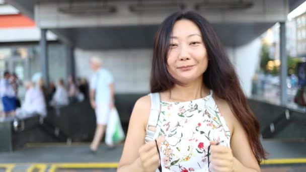Menina Asiática Feliz Andando Livre Enquanto Tira Sua Máscara Protetora — Vídeo de Stock