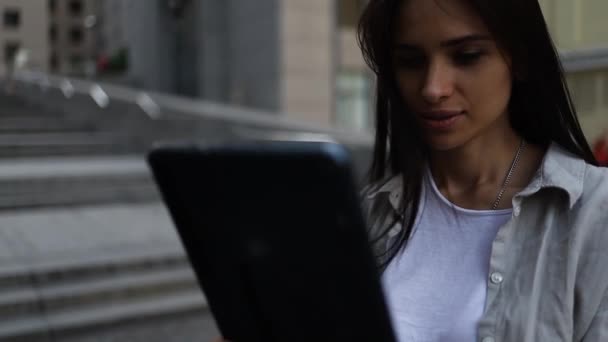 Mujer Negocios Sonriente Usando Tableta Llamada Trabajo Videoconferencia Con Cliente — Vídeo de stock