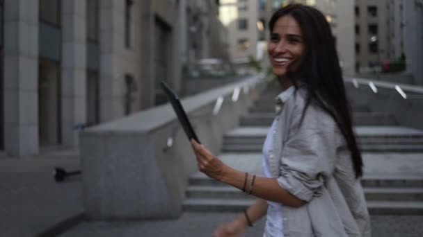 Mujer Negocios Sonriente Usando Tableta Llamada Trabajo Videoconferencia Con Cliente — Vídeos de Stock