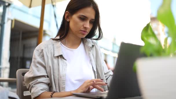 Jovem Mulher Negócios Bonita Trabalhando Com Laptop Mesa Café Livre — Vídeo de Stock