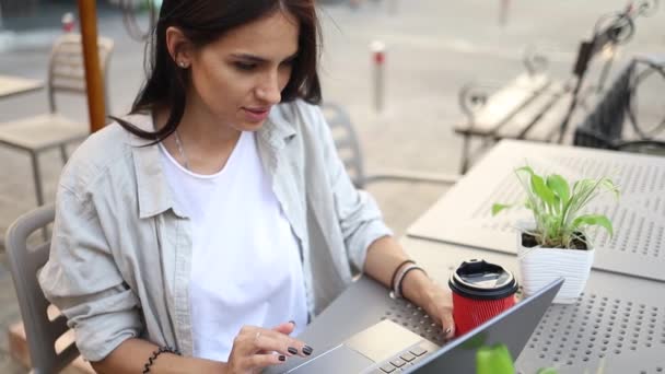 Jong Mooi Zakenvrouw Werken Met Laptop Tafel Outdoor Cafe Business — Stockvideo