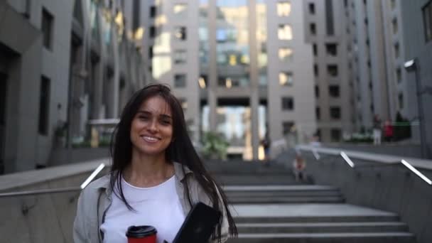 Mujer Hermosa Feliz Con Tableta Cerca Construcción Negocios Alta Tecnología — Vídeos de Stock
