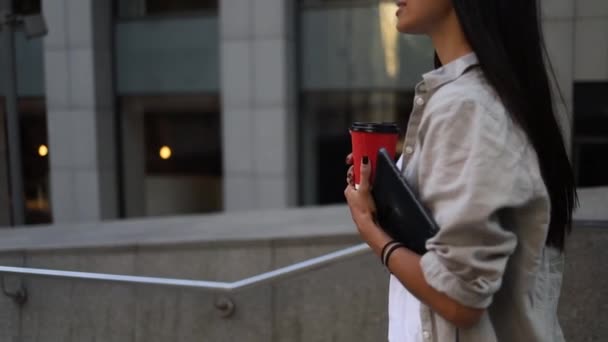 Mujer Hermosa Feliz Con Tableta Cerca Construcción Negocios Alta Tecnología — Vídeo de stock