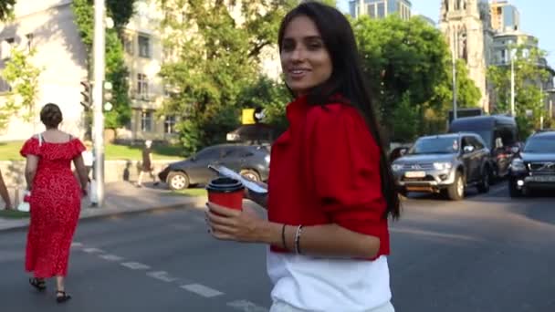 Nahaufnahme Erfolgreiche Geschäftsfrau Mit Telefon Auf Der Straße Ernsthafte Geschäftsfrau — Stockvideo