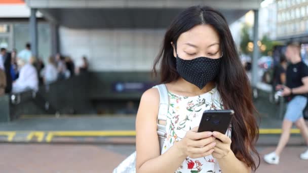 Close Asijské Žena Ochranné Lékařské Masky Stojí Ulici Používá Telefon — Stock video