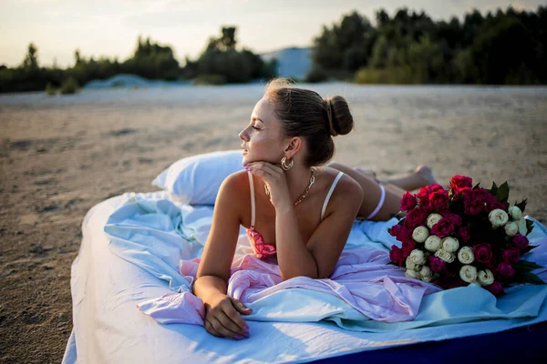 日落时分 穿着内衣 头戴花束的浪漫性感金发女子在海滩上 — 图库照片