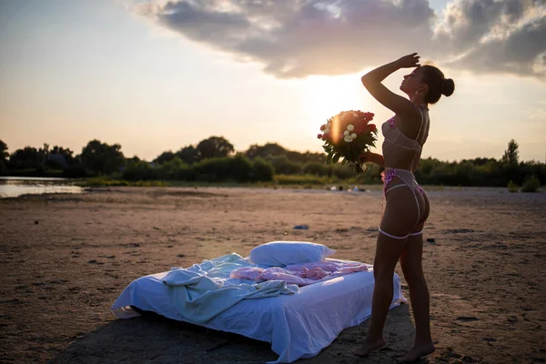 日落时分 穿着内衣 头戴花束的浪漫性感金发女子在海滩上 — 图库照片