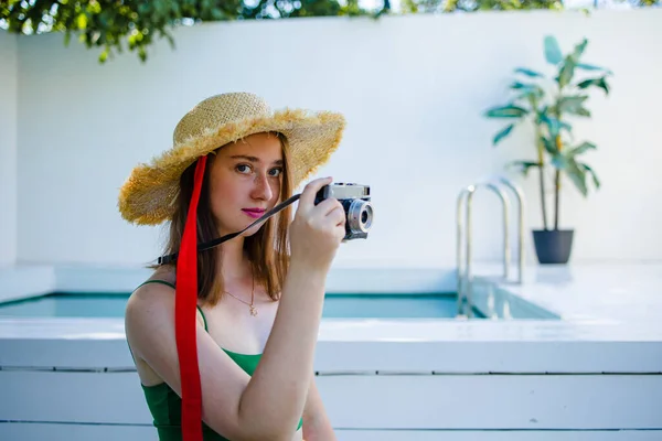 Porträt Schöne Junge Rote Haare Frau Entspannen Lächeln Freizeit Rund — Stockfoto