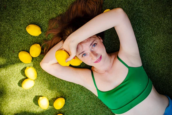 Una Donna Dai Capelli Rossi Con Lentiggini Estate Giace Sull — Foto Stock