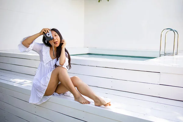 Positive Asiatische Frau Trendigen Weißen Kleid Entspannt Sich Der Nähe — Stockfoto