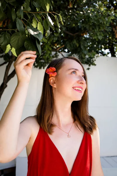 Ritratto Una Bella Donna Bionda All Aperto Sotto Albero Che — Foto Stock