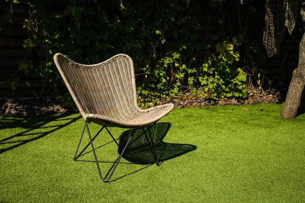 Handgemaakte Natuurlijke Rieten Stoel Gemaakt Van Rotan Groen Gras Tuin — Stockfoto