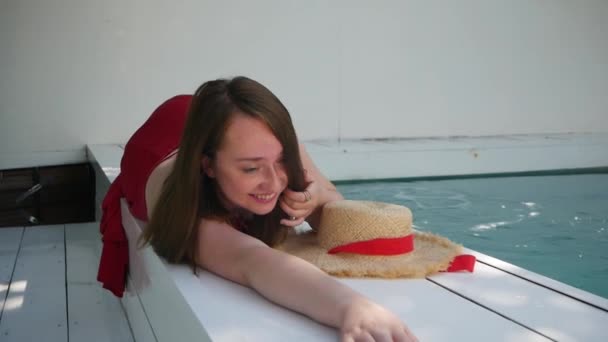 Yüzme Havuzunun Yanında Kırmızı Bir Elbise Giymiş Güzel Sarışın Bir — Stok video