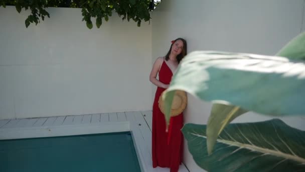 Güzel Sarışın Kadın Açık Havada Yüzme Havuzunun Yanında Beyaz Duvara — Stok video