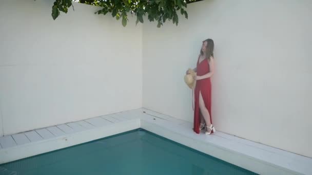 Όμορφη Ξανθιά Γυναίκα Στέκεται Εξωτερική Κατά Λευκό Τοίχο Κοντά Στην — Αρχείο Βίντεο