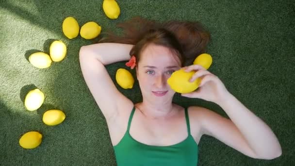 Een Rode Haarvrouw Met Sproeten Zomer Ligt Het Gras Met — Stockvideo