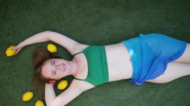Yazın Çilli Kızıl Saçlı Bir Kadın Sarı Limonlu Çimenlerin Üzerinde — Stok video
