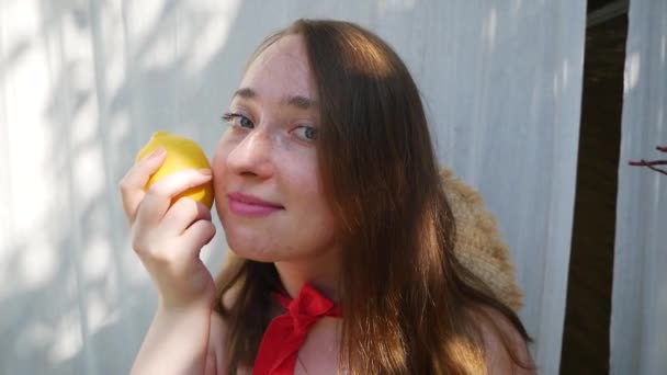 Een Rode Haarvrouw Met Sproeten Zomer Tuin Met Gele Citroenen — Stockvideo