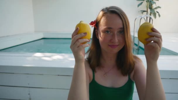 Yaz Bahçesinde Sarı Limon Tutan Kızıl Saçlı Bir Kadın — Stok video