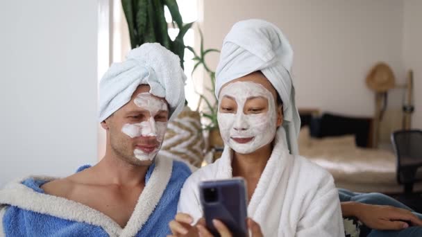 Interraciale Paar Hebben Plezier Lachen Vrouw Man Met Cosmetische Masker — Stockvideo